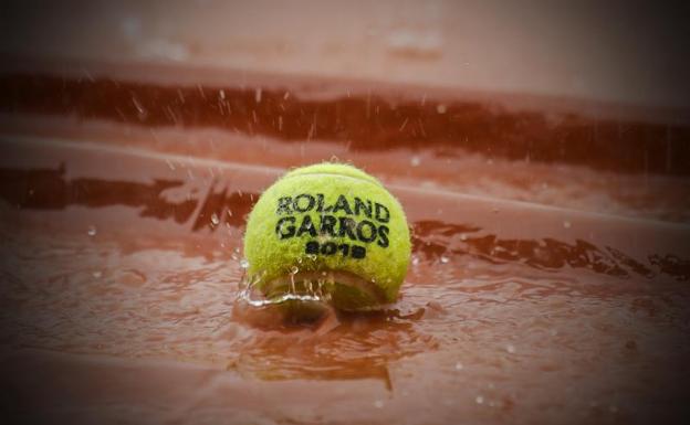 Una pelota en la cancha encharcada de Roland Garros. 