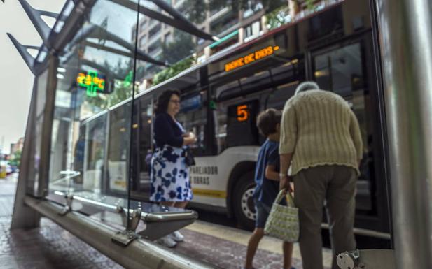 Un autobús, en la parada de Vara de Rey, una de las afectadas por las obras. 