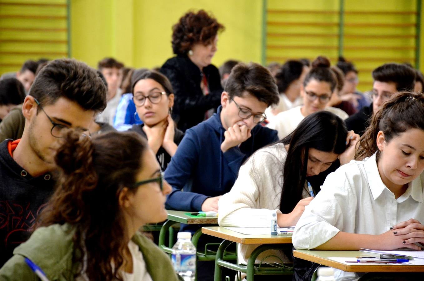 Un total de 238 alumnos de La Rioja se examinan en el pabellón del IES Quintiliano de la primera prueba de la Ebau. 