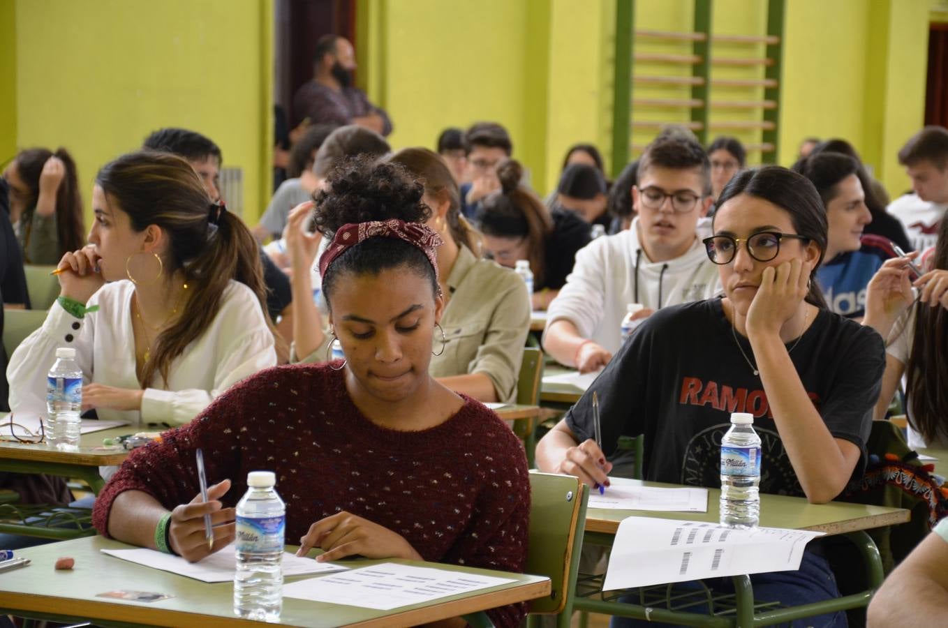 Un total de 238 alumnos de La Rioja se examinan en el pabellón del IES Quintiliano de la primera prueba de la Ebau. 
