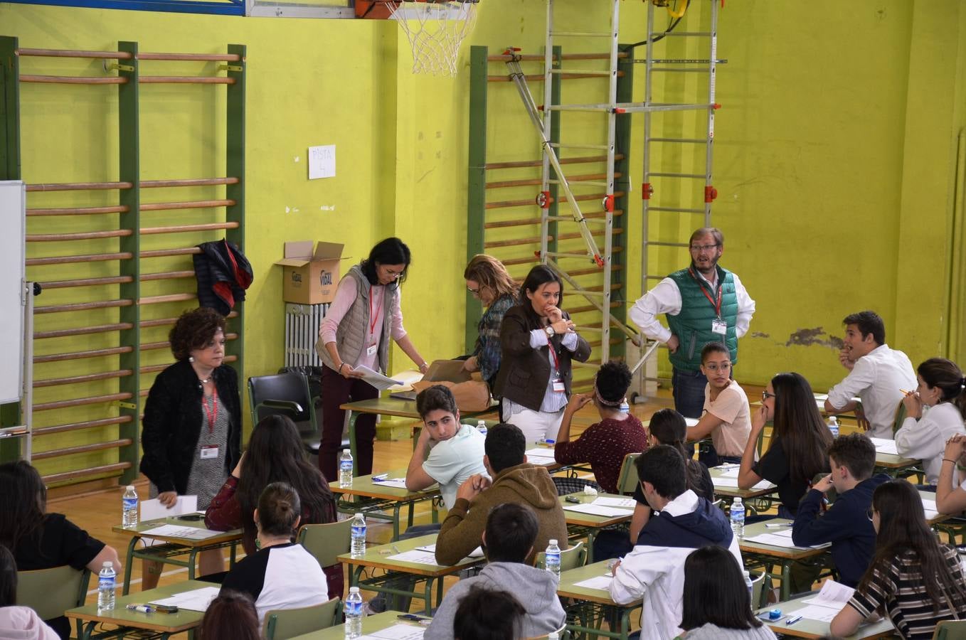 Un total de 238 alumnos de La Rioja se examinan en el pabellón del IES Quintiliano de la primera prueba de la Ebau. 