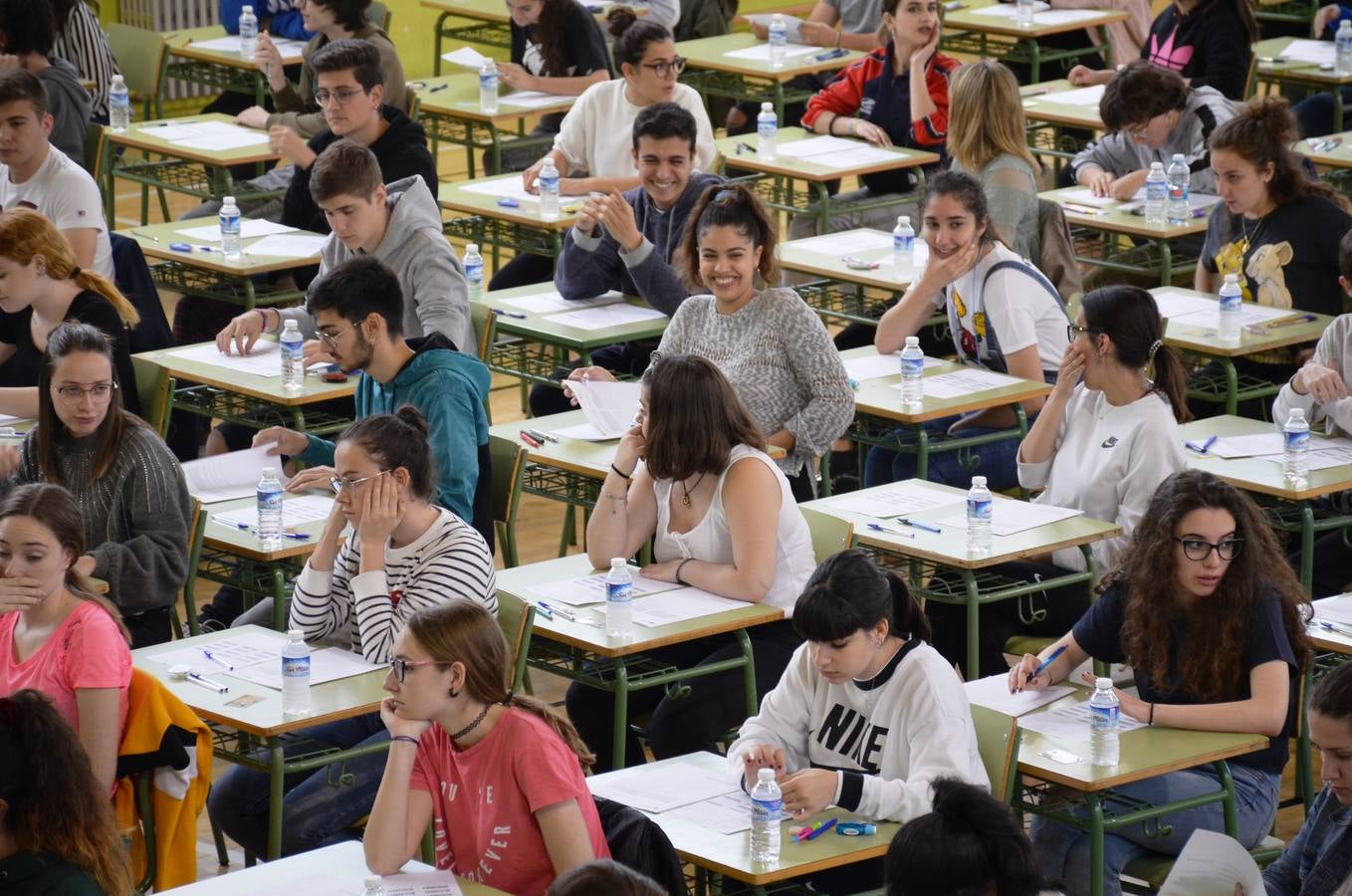 Un total de 238 alumnos de La Rioja se examinan en el pabellón del IES Quintiliano de la primera prueba de la Ebau. 