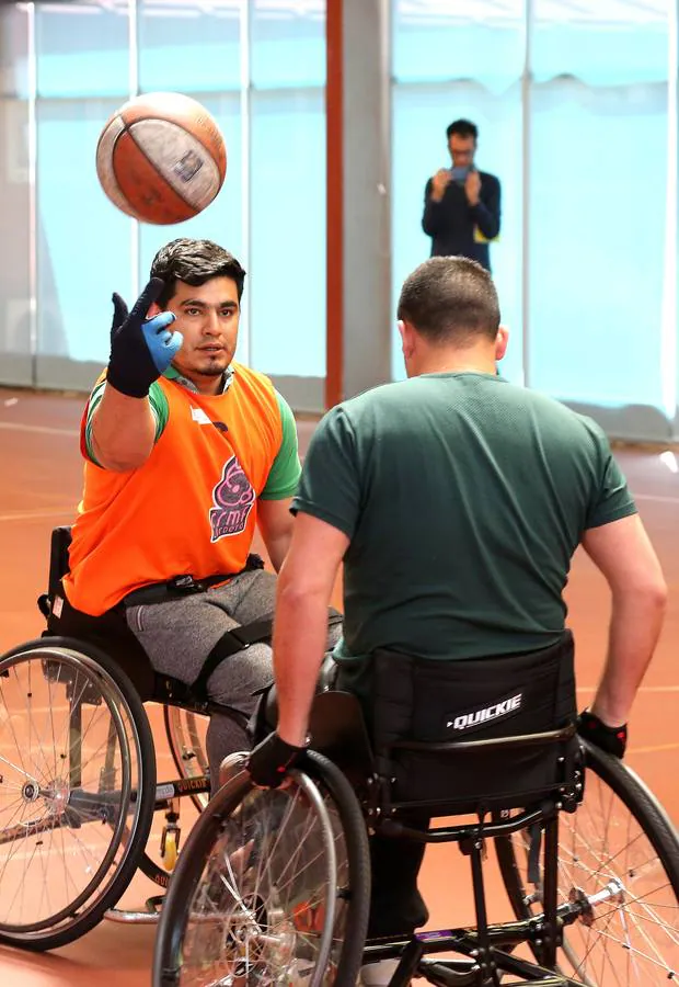Alumnos del Centro de Recuperación de Personas con Discapacidad Psíquica jugaron con agentes de la Guardia Civil.