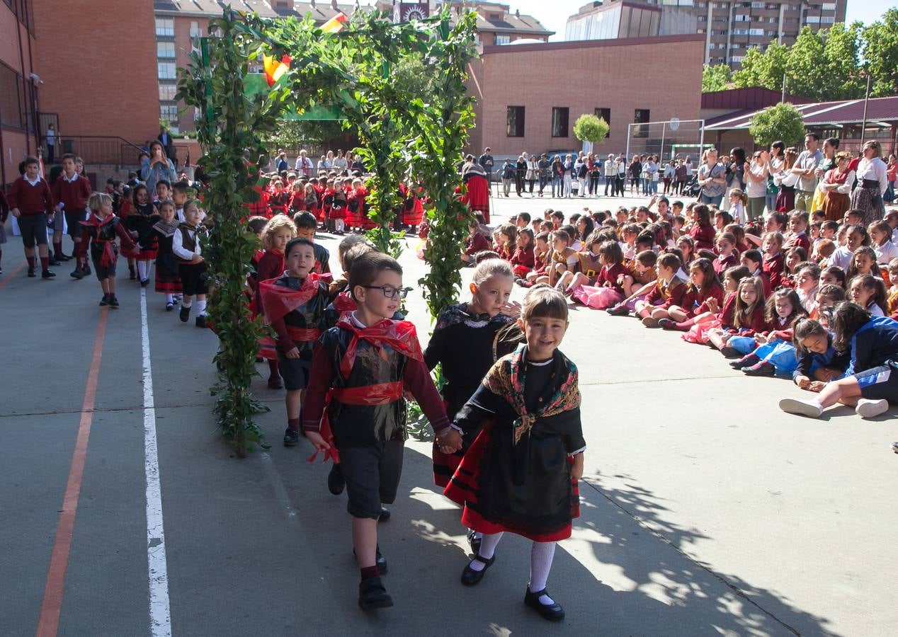 El Centro Sagrado Corazón de Logroño ha acogido este viernes una representación de San Bernabé protagonizada por sus alumnos y a la que ha acudido la alcaldesa de Logroño en funciones, Cuca Gamarra.