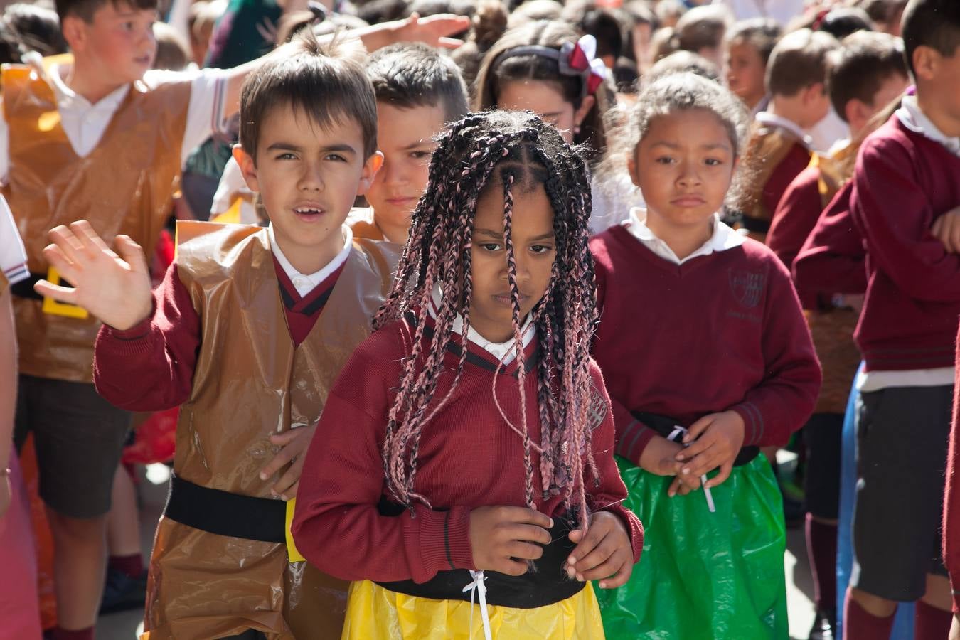 El Centro Sagrado Corazón de Logroño ha acogido este viernes una representación de San Bernabé protagonizada por sus alumnos y a la que ha acudido la alcaldesa de Logroño en funciones, Cuca Gamarra.