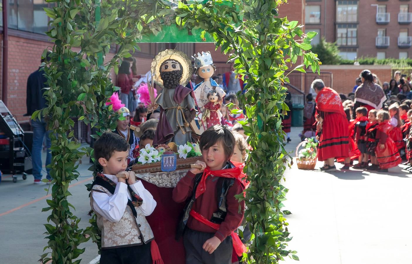 El Centro Sagrado Corazón de Logroño ha acogido este viernes una representación de San Bernabé protagonizada por sus alumnos y a la que ha acudido la alcaldesa de Logroño en funciones, Cuca Gamarra.