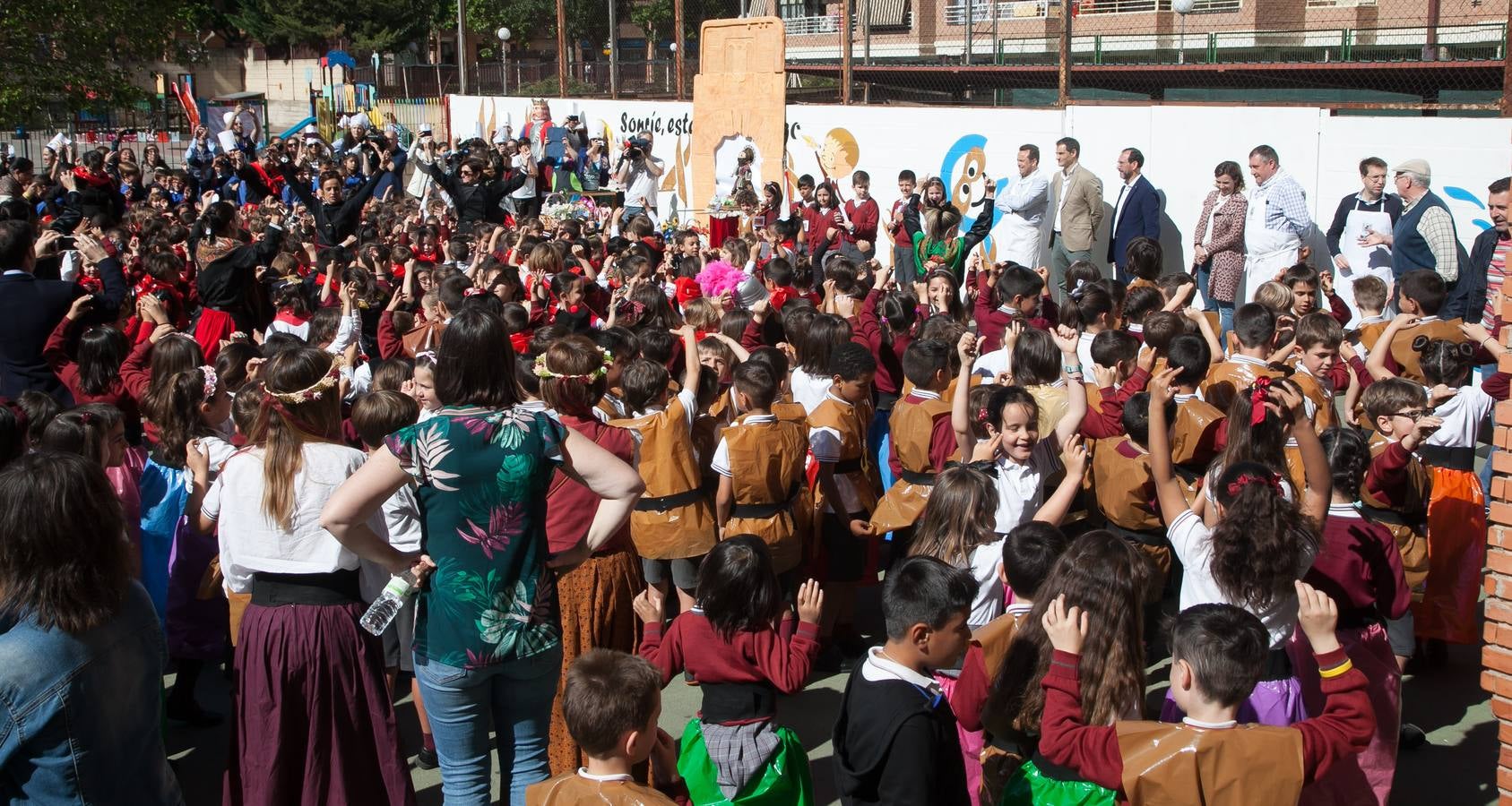 El Centro Sagrado Corazón de Logroño ha acogido este viernes una representación de San Bernabé protagonizada por sus alumnos y a la que ha acudido la alcaldesa de Logroño en funciones, Cuca Gamarra.