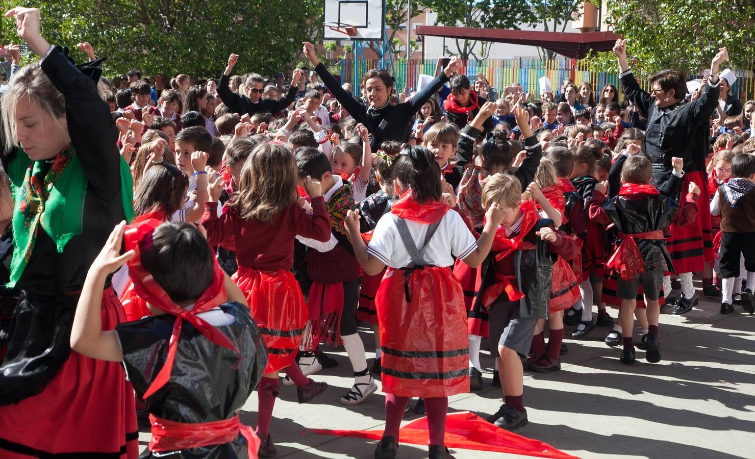 El Centro Sagrado Corazón de Logroño ha acogido este viernes una representación de San Bernabé protagonizada por sus alumnos y a la que ha acudido la alcaldesa de Logroño en funciones, Cuca Gamarra.