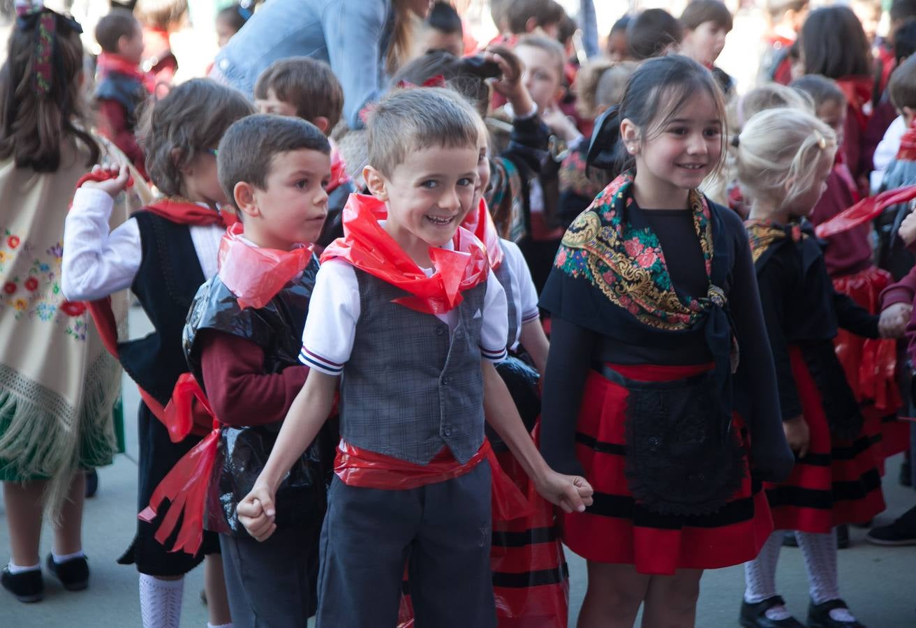 El Centro Sagrado Corazón de Logroño ha acogido este viernes una representación de San Bernabé protagonizada por sus alumnos y a la que ha acudido la alcaldesa de Logroño en funciones, Cuca Gamarra.