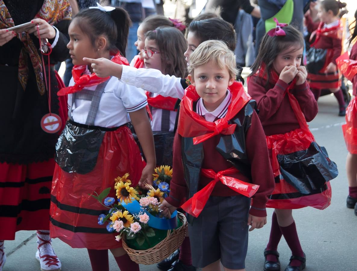 El Centro Sagrado Corazón de Logroño ha acogido este viernes una representación de San Bernabé protagonizada por sus alumnos y a la que ha acudido la alcaldesa de Logroño en funciones, Cuca Gamarra.
