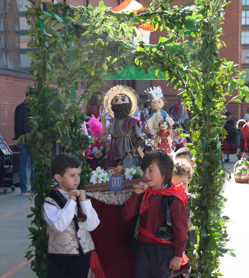 El Centro Sagrado Corazón de Logroño ha acogido este viernes una representación de San Bernabé protagonizada por sus alumnos y a la que ha acudido la alcaldesa de Logroño en funciones, Cuca Gamarra.