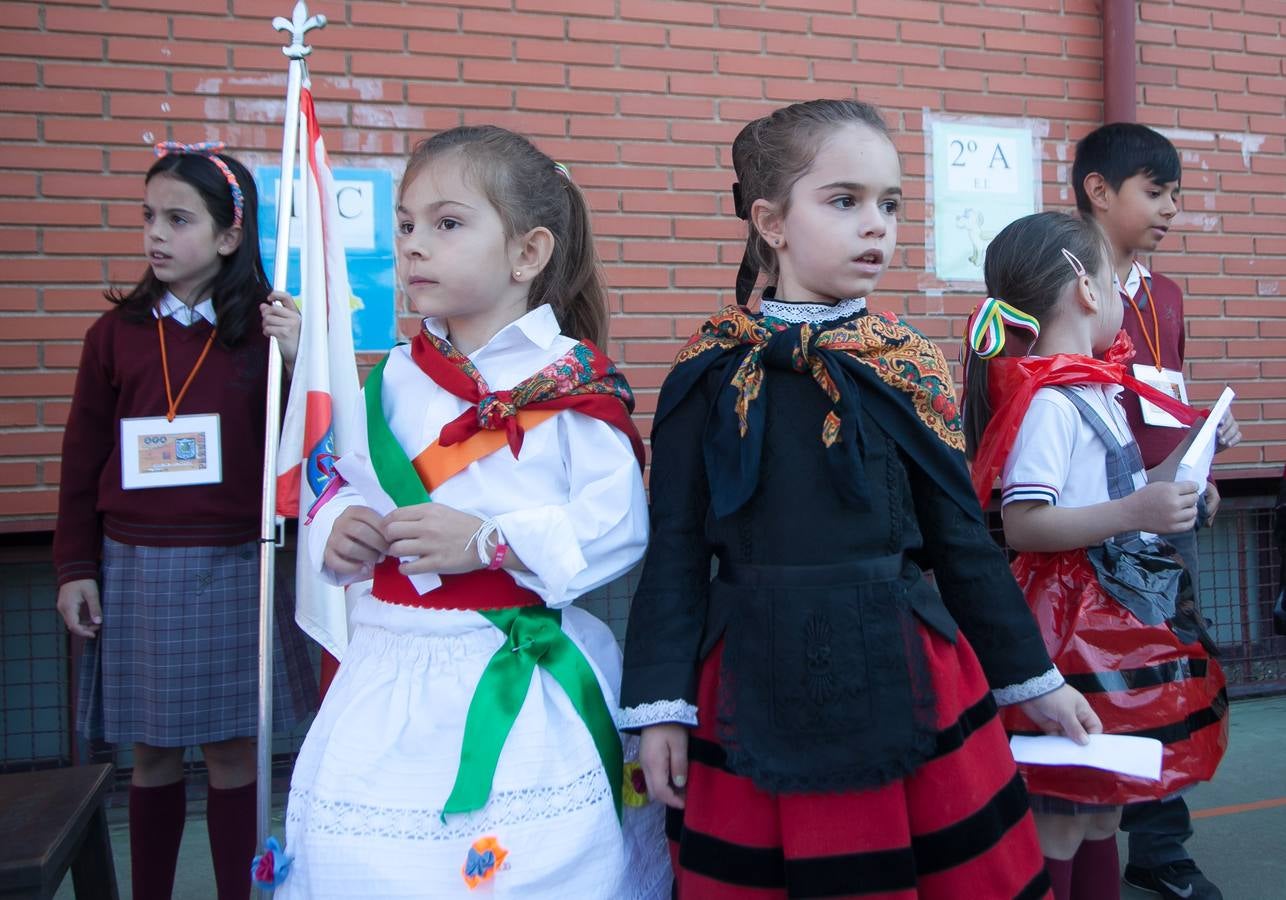 El Centro Sagrado Corazón de Logroño ha acogido este viernes una representación de San Bernabé protagonizada por sus alumnos y a la que ha acudido la alcaldesa de Logroño en funciones, Cuca Gamarra.