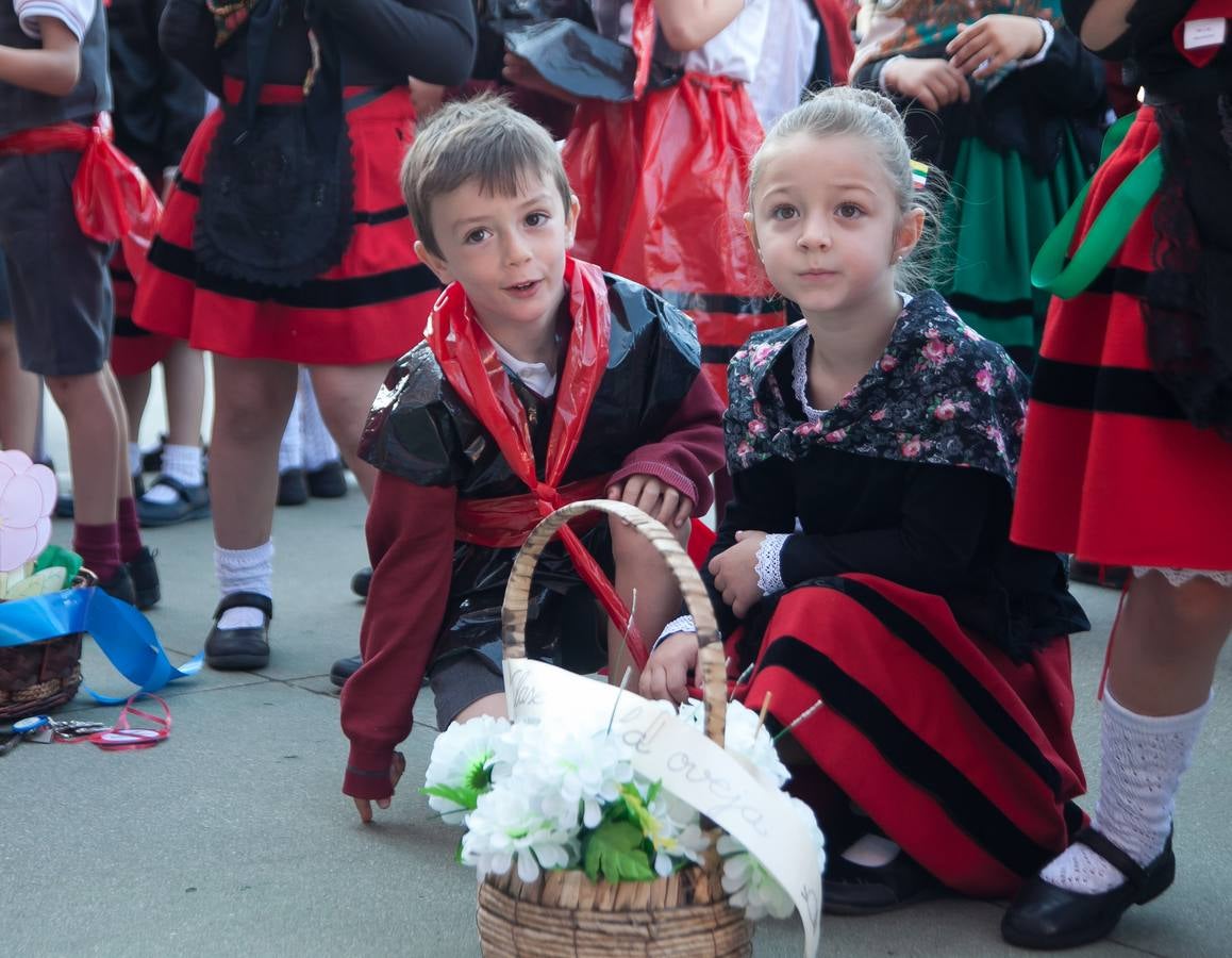 El Centro Sagrado Corazón de Logroño ha acogido este viernes una representación de San Bernabé protagonizada por sus alumnos y a la que ha acudido la alcaldesa de Logroño en funciones, Cuca Gamarra.