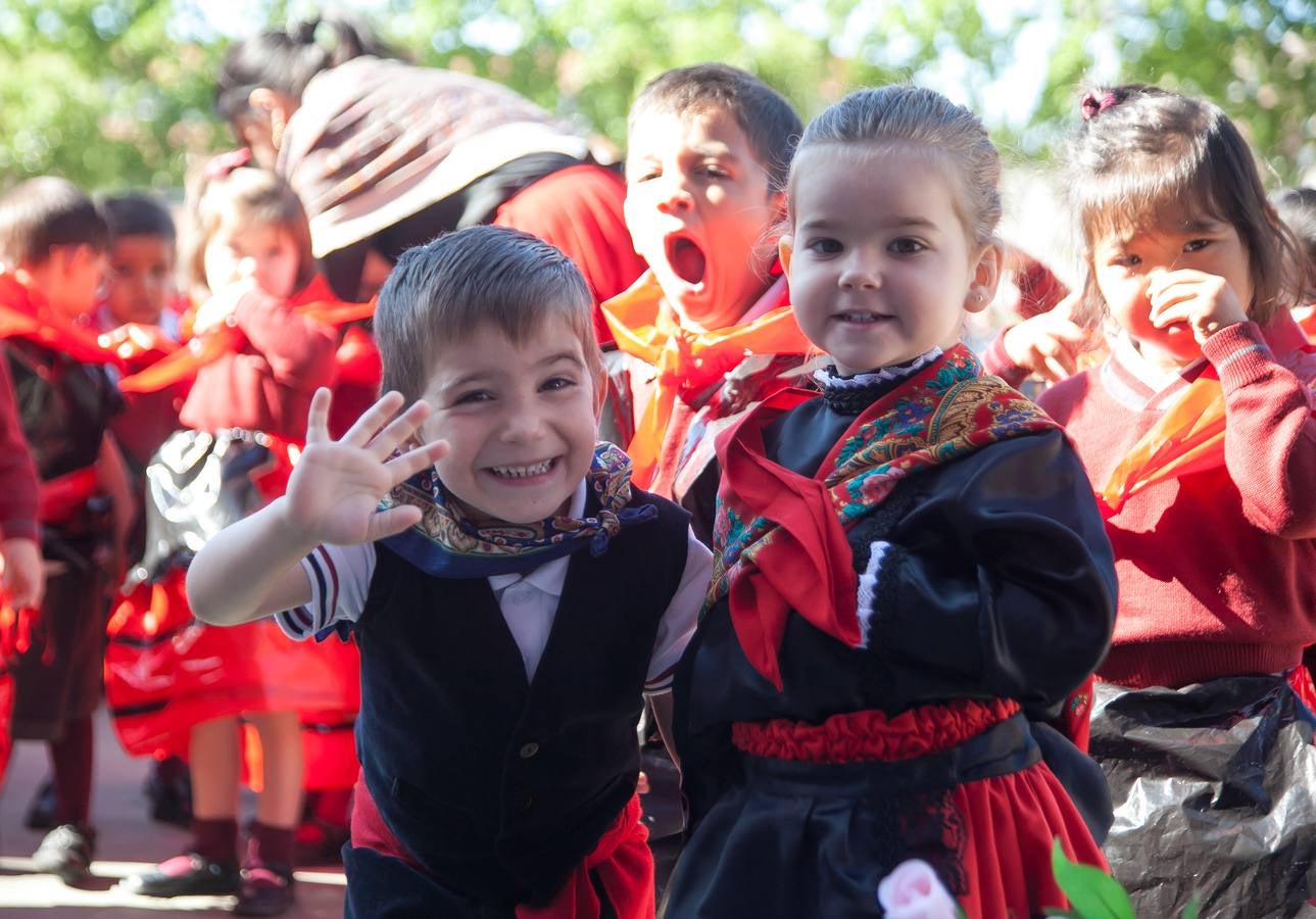 El Centro Sagrado Corazón de Logroño ha acogido este viernes una representación de San Bernabé protagonizada por sus alumnos y a la que ha acudido la alcaldesa de Logroño en funciones, Cuca Gamarra.