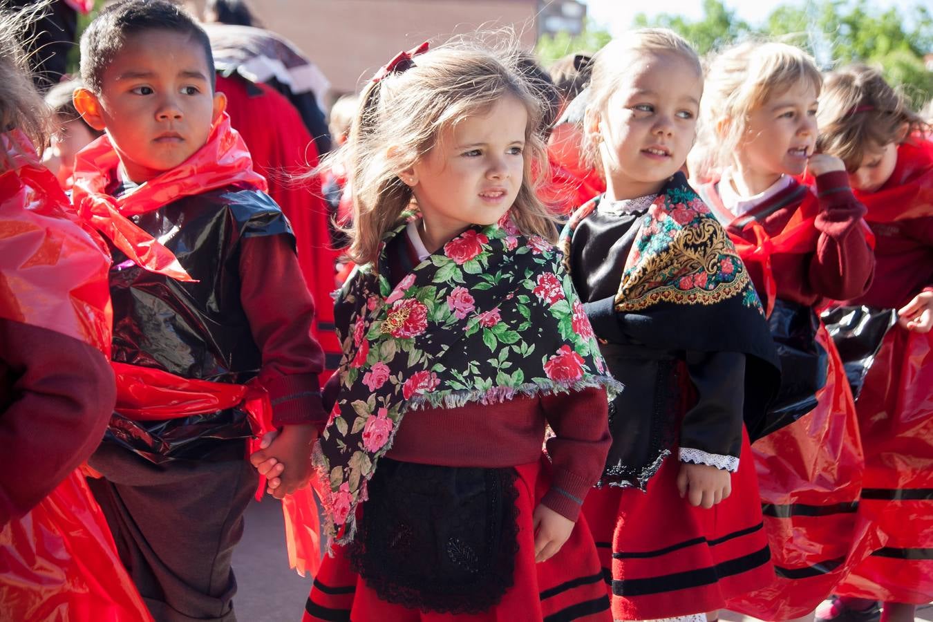 El Centro Sagrado Corazón de Logroño ha acogido este viernes una representación de San Bernabé protagonizada por sus alumnos y a la que ha acudido la alcaldesa de Logroño en funciones, Cuca Gamarra.