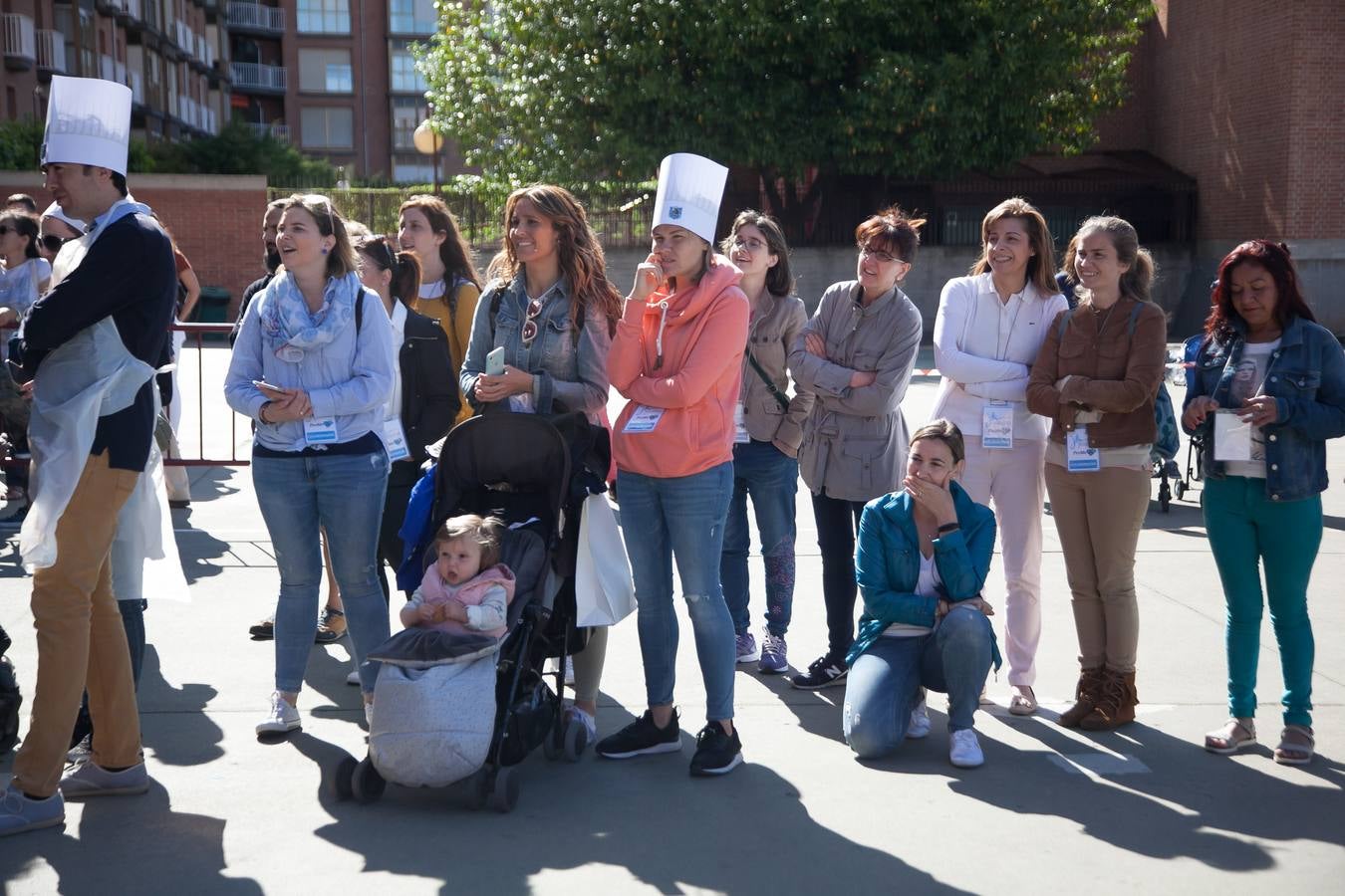 El Centro Sagrado Corazón de Logroño ha acogido este viernes una representación de San Bernabé protagonizada por sus alumnos y a la que ha acudido la alcaldesa de Logroño en funciones, Cuca Gamarra.