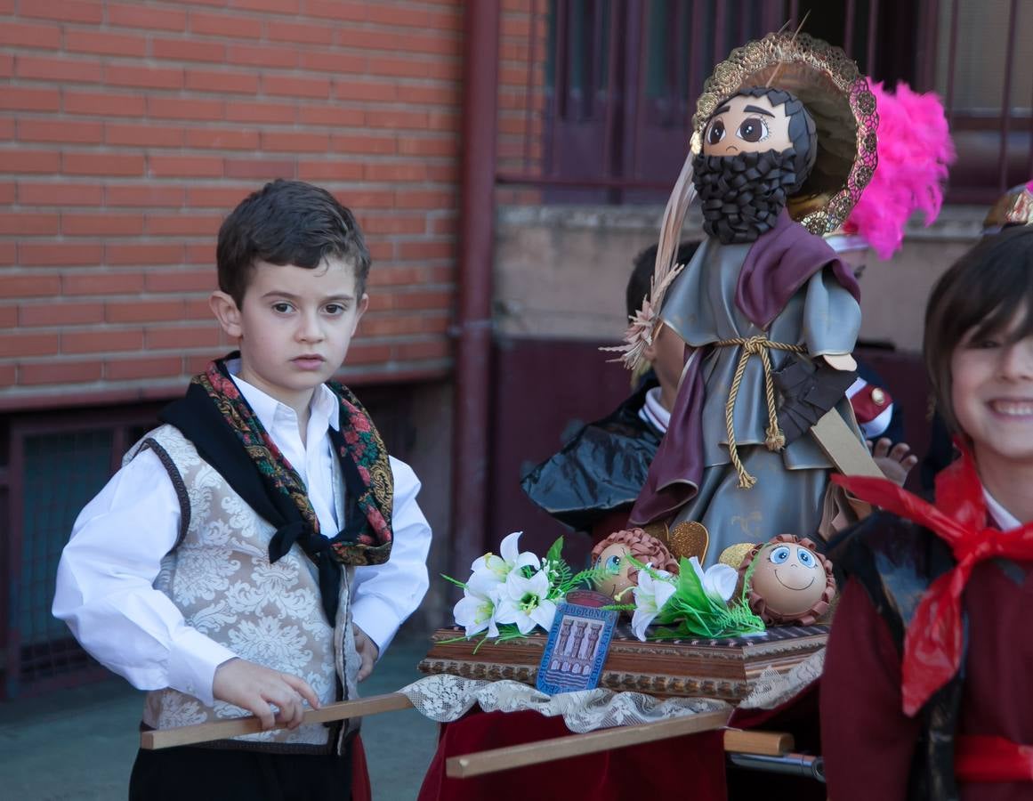 El Centro Sagrado Corazón de Logroño ha acogido este viernes una representación de San Bernabé protagonizada por sus alumnos y a la que ha acudido la alcaldesa de Logroño en funciones, Cuca Gamarra.