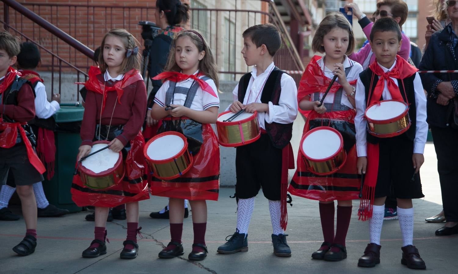 El Centro Sagrado Corazón de Logroño ha acogido este viernes una representación de San Bernabé protagonizada por sus alumnos y a la que ha acudido la alcaldesa de Logroño en funciones, Cuca Gamarra.