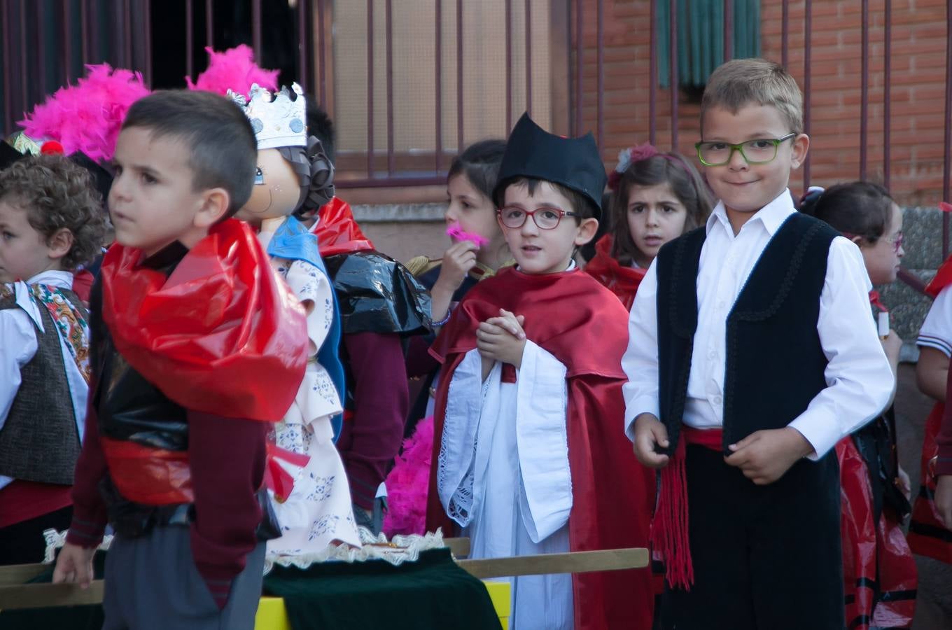 El Centro Sagrado Corazón de Logroño ha acogido este viernes una representación de San Bernabé protagonizada por sus alumnos y a la que ha acudido la alcaldesa de Logroño en funciones, Cuca Gamarra.
