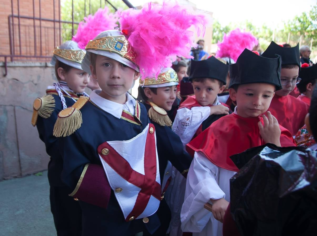 El Centro Sagrado Corazón de Logroño ha acogido este viernes una representación de San Bernabé protagonizada por sus alumnos y a la que ha acudido la alcaldesa de Logroño en funciones, Cuca Gamarra.