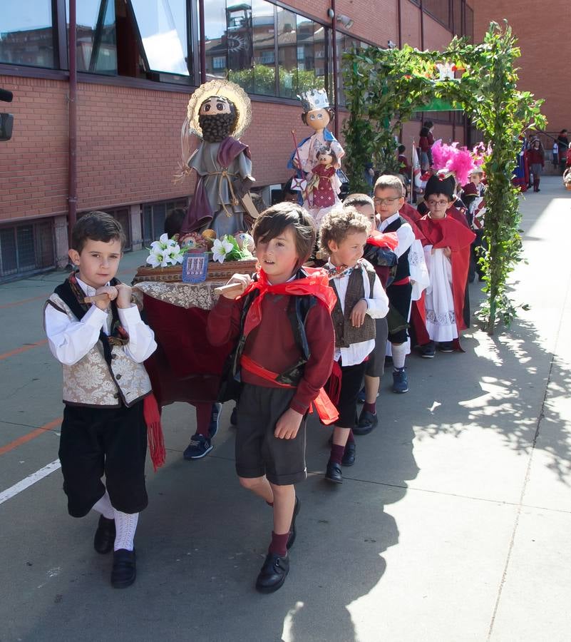 El Centro Sagrado Corazón de Logroño ha acogido este viernes una representación de San Bernabé protagonizada por sus alumnos y a la que ha acudido la alcaldesa de Logroño en funciones, Cuca Gamarra.