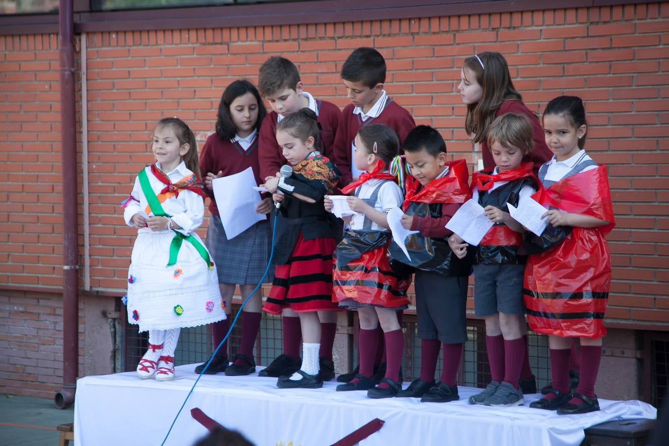 El Centro Sagrado Corazón de Logroño ha acogido este viernes una representación de San Bernabé protagonizada por sus alumnos y a la que ha acudido la alcaldesa de Logroño en funciones, Cuca Gamarra.