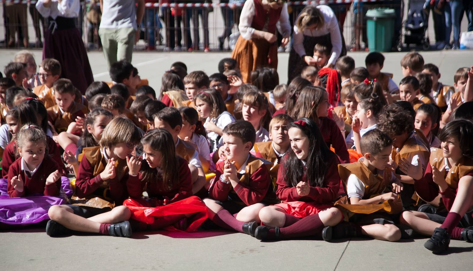El Centro Sagrado Corazón de Logroño ha acogido este viernes una representación de San Bernabé protagonizada por sus alumnos y a la que ha acudido la alcaldesa de Logroño en funciones, Cuca Gamarra.