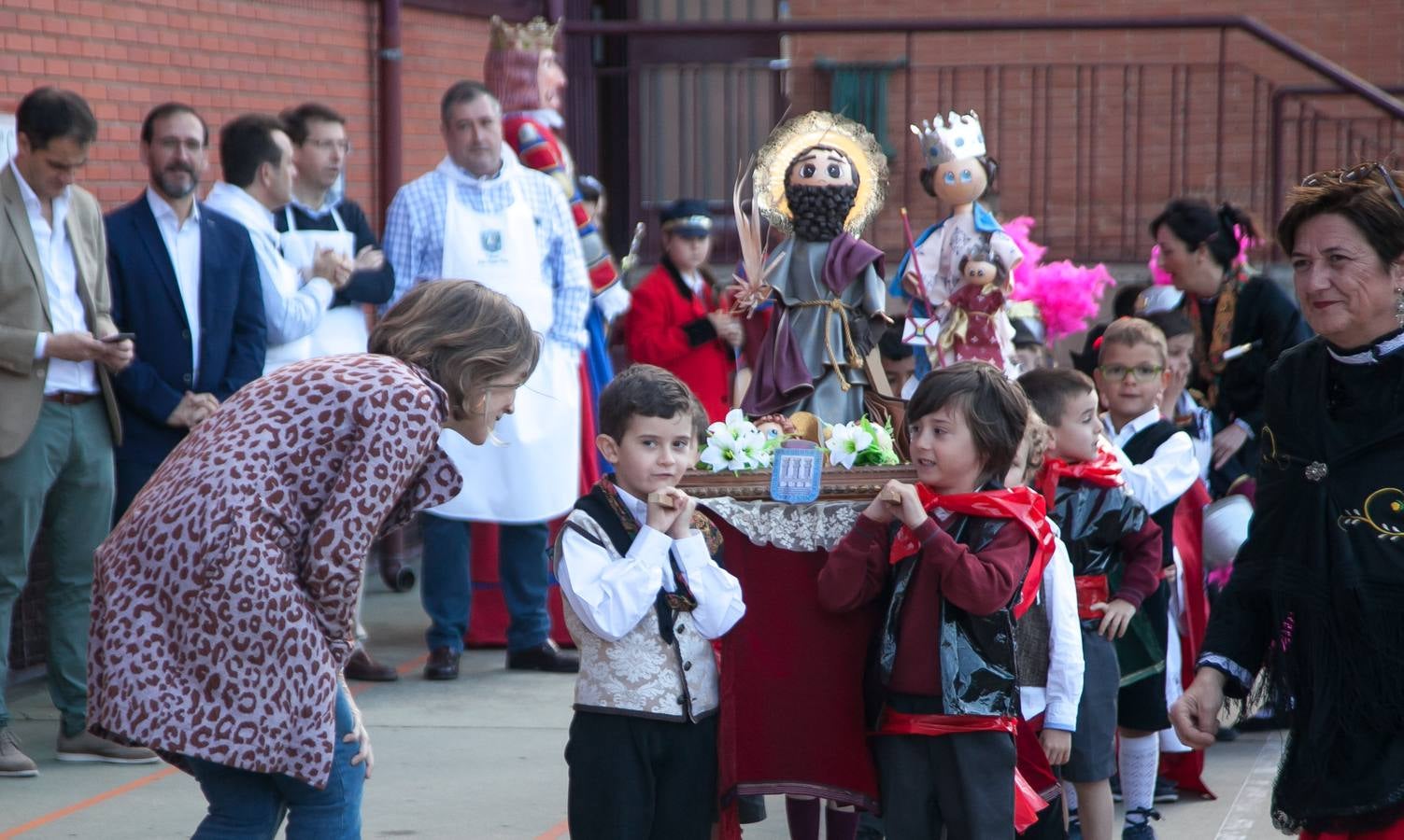 El Centro Sagrado Corazón de Logroño ha acogido este viernes una representación de San Bernabé protagonizada por sus alumnos y a la que ha acudido la alcaldesa de Logroño en funciones, Cuca Gamarra.