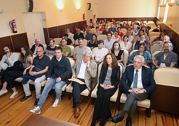 Vista general del ambiente en el salón de actos del Colegio de Arquitectos.