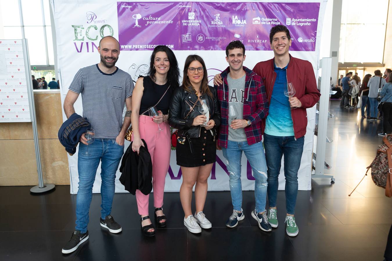 Dieciséis bodegas de todo el país ofrecieron sus vinos en la Cata Popular de los X Premios Ecovino, en Riojafórum