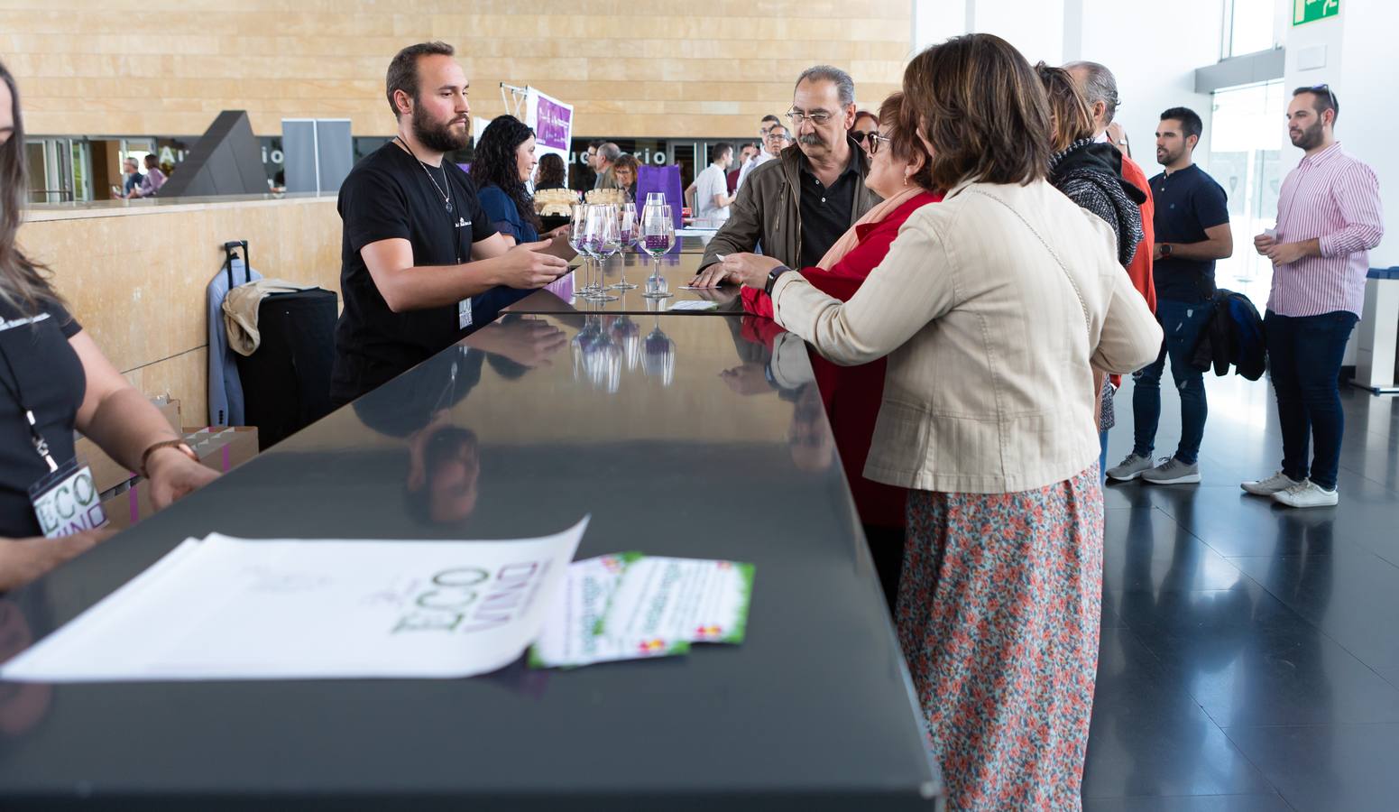 Dieciséis bodegas de todo el país ofrecieron sus vinos en la Cata Popular de los X Premios Ecovino, en Riojafórum