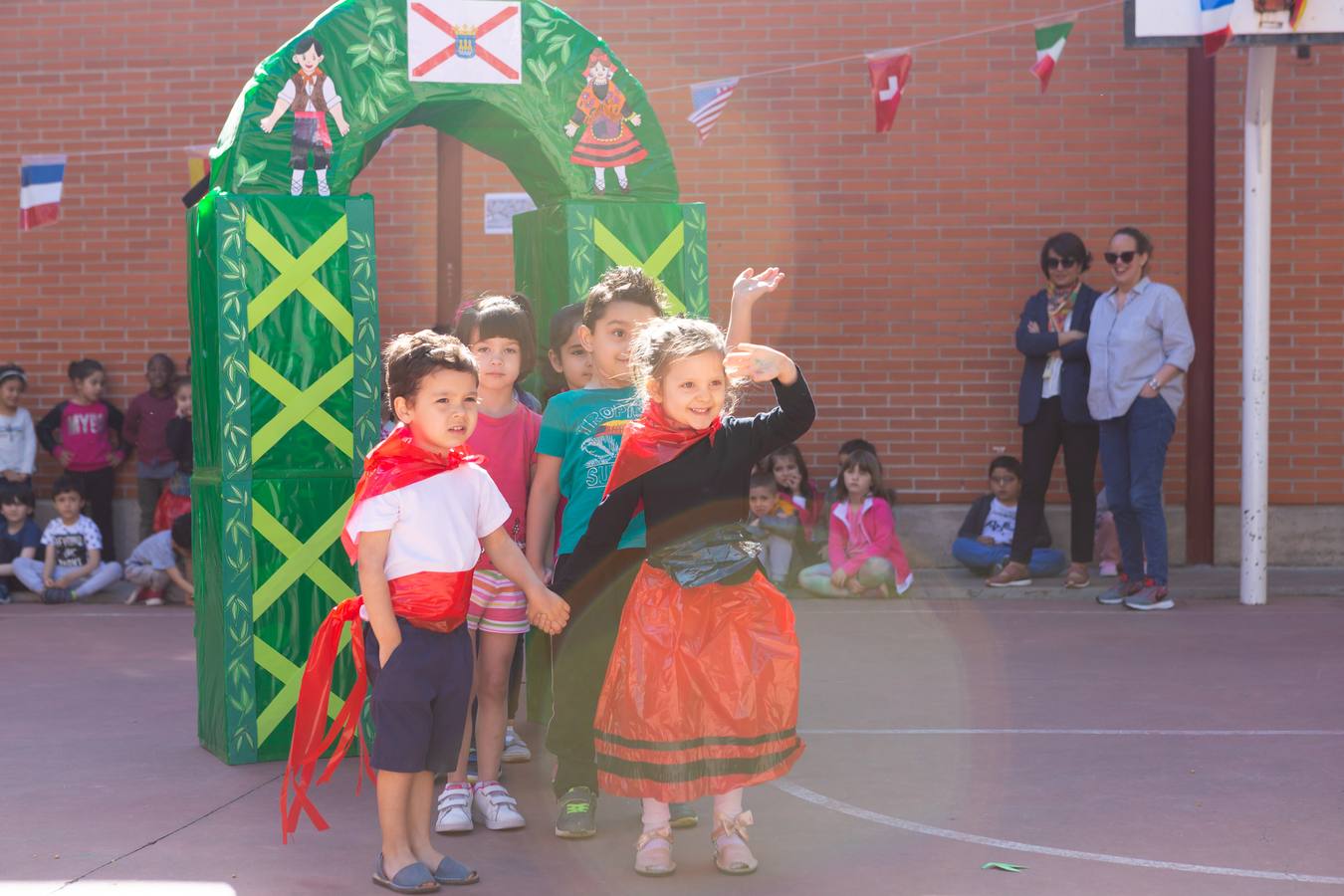 Fotos: Representación de San Bernabé por los alumnos del colegio Vélez de Guevara