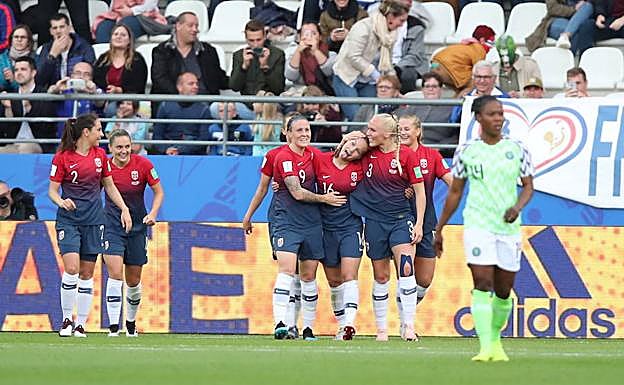 Las jugadoras de Noruega celerban el segundo gol. 