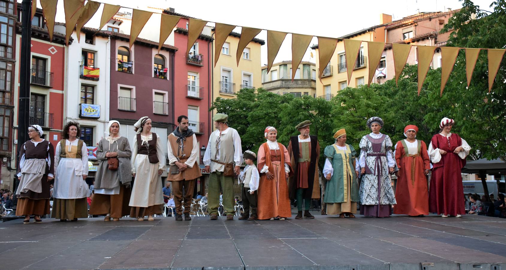 Fotos: Pasarela de trajes renacentistas en la plaza del Mercado