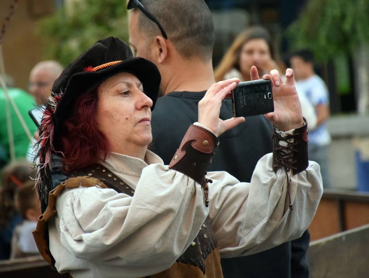 Fotos: Pasarela de trajes renacentistas en la plaza del Mercado