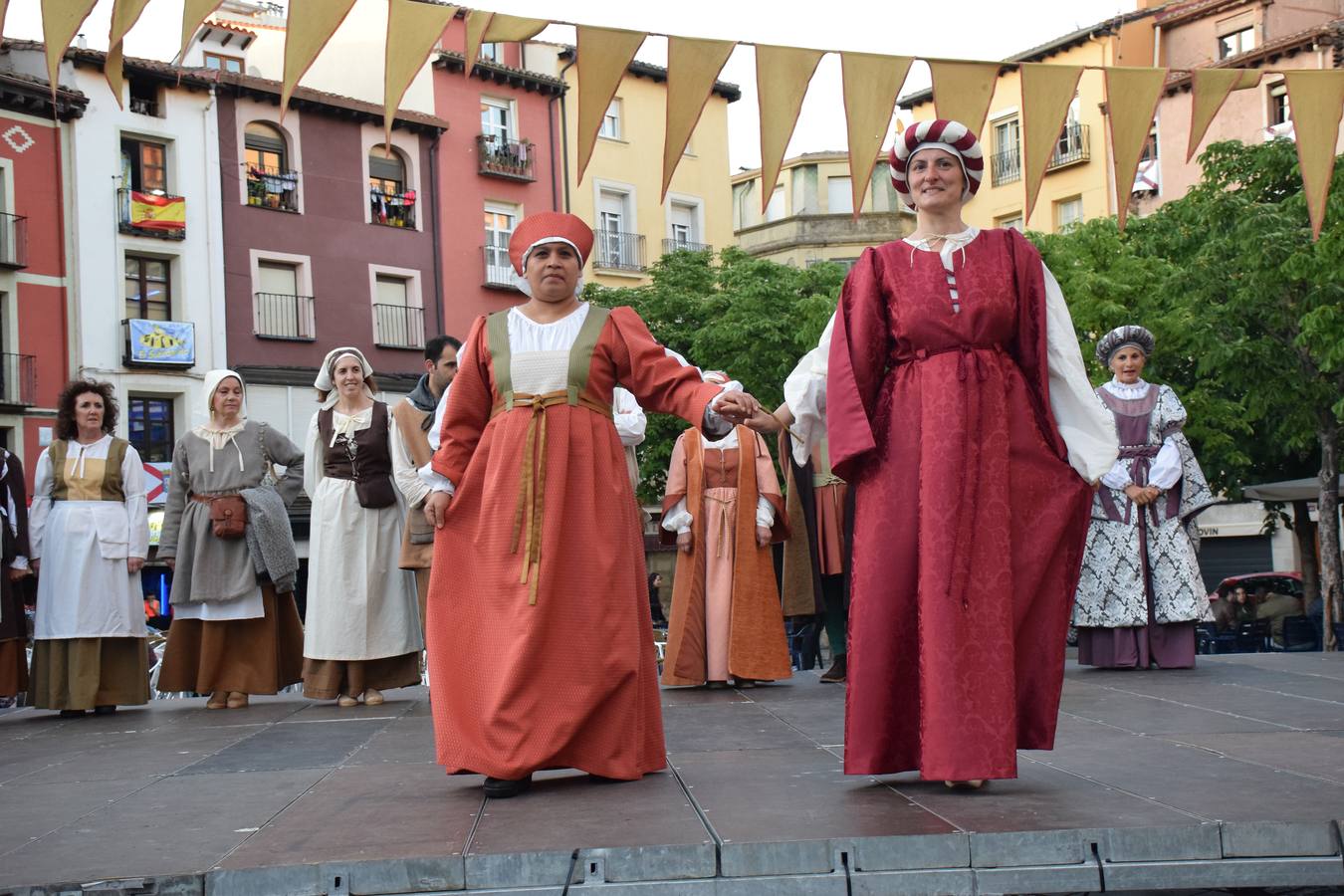 Fotos: Pasarela de trajes renacentistas en la plaza del Mercado