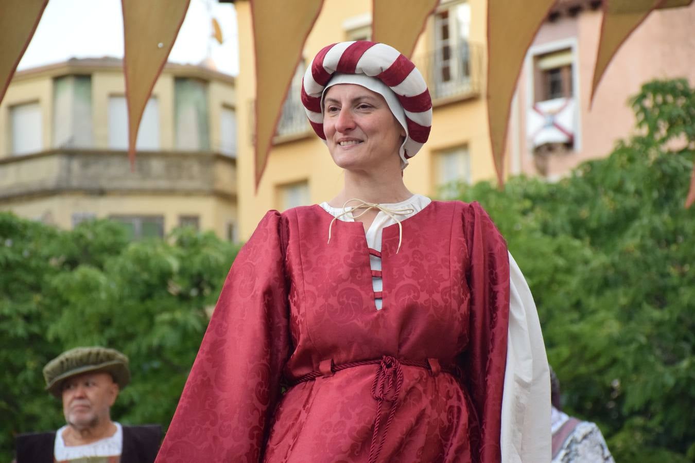 Fotos: Pasarela de trajes renacentistas en la plaza del Mercado