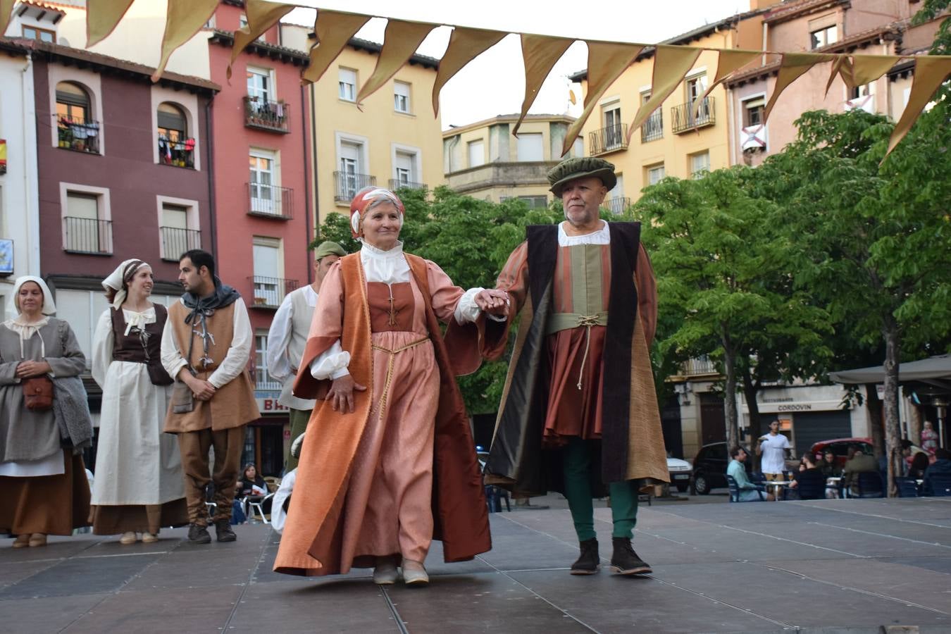 Fotos: Pasarela de trajes renacentistas en la plaza del Mercado