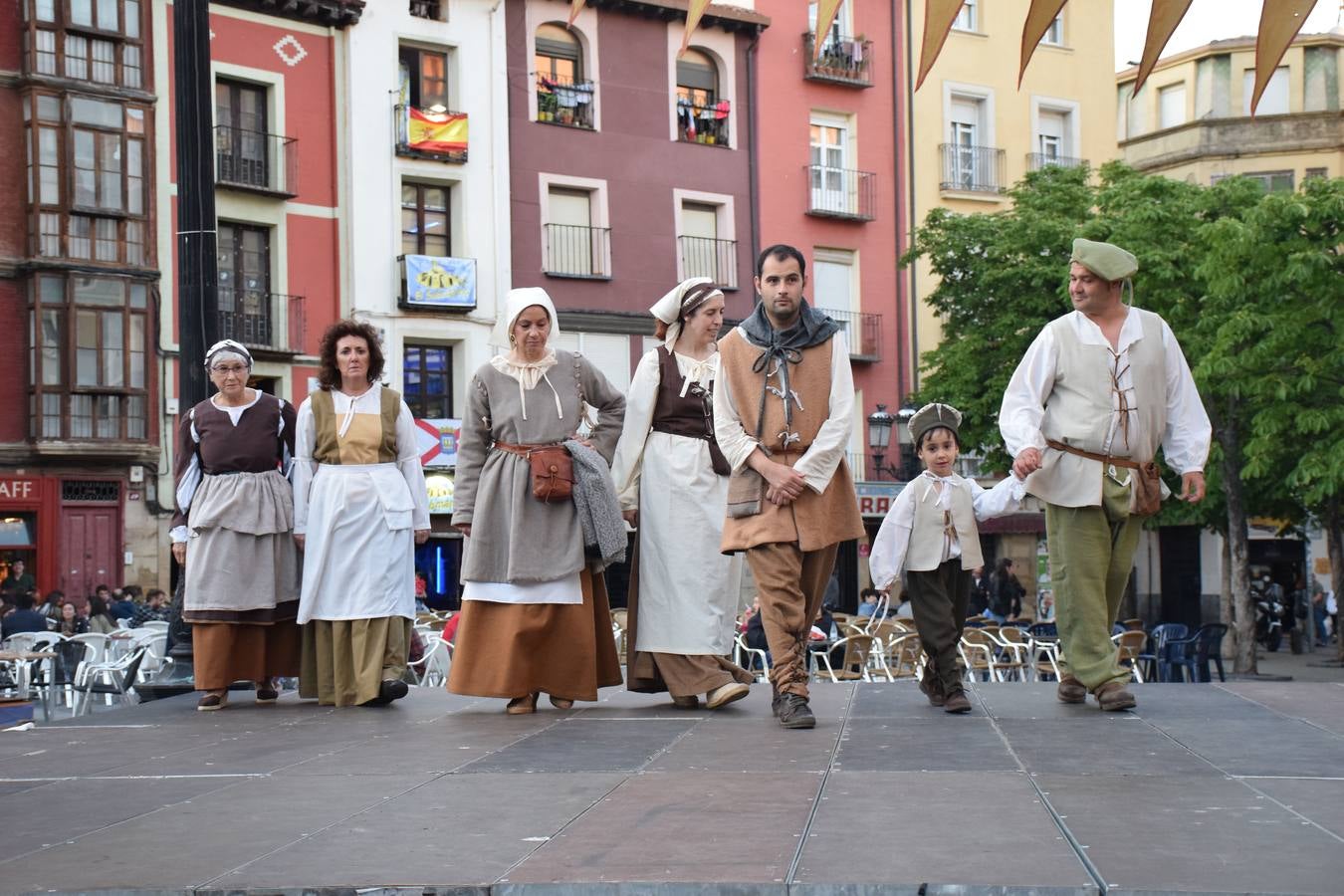 Fotos: Pasarela de trajes renacentistas en la plaza del Mercado