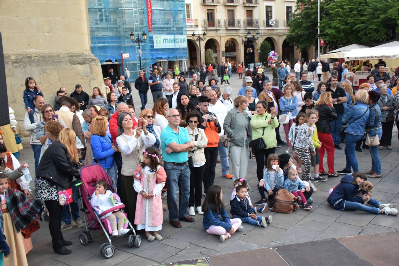 Fotos: Pasarela de trajes renacentistas en la plaza del Mercado