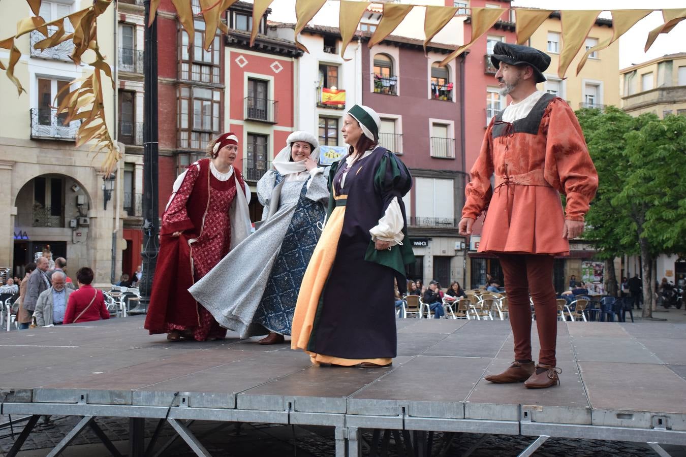 Fotos: Pasarela de trajes renacentistas en la plaza del Mercado