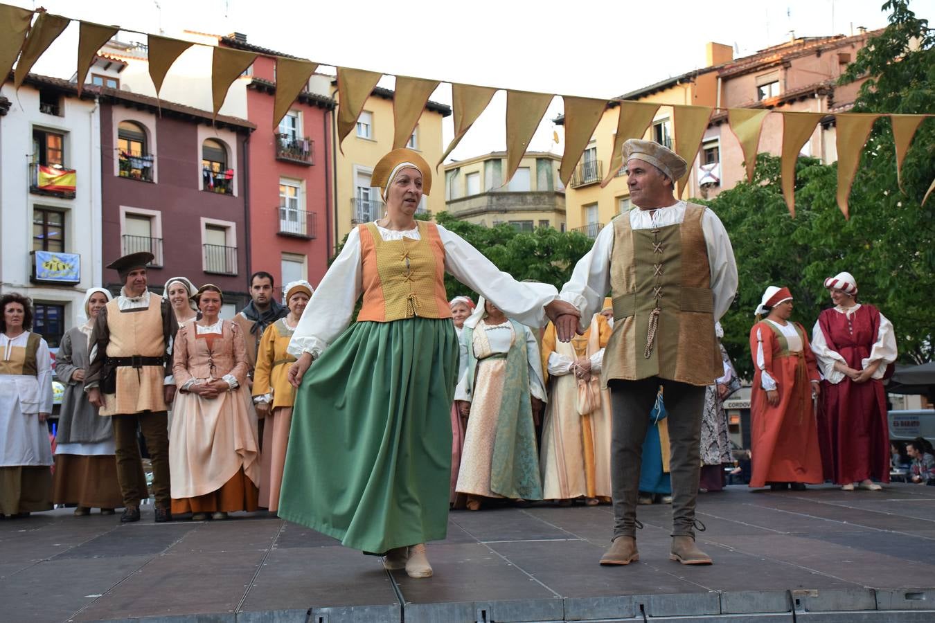 Fotos: Pasarela de trajes renacentistas en la plaza del Mercado