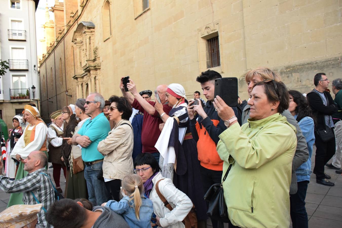 Fotos: Pasarela de trajes renacentistas en la plaza del Mercado