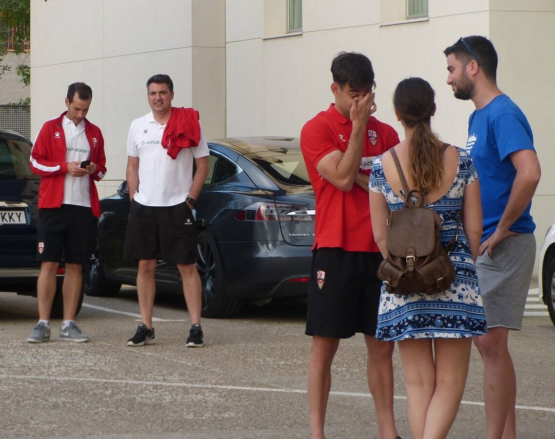 Fotos: Alicante recibe a la UD Logroñés con una mascletà y un desfile multitudinario