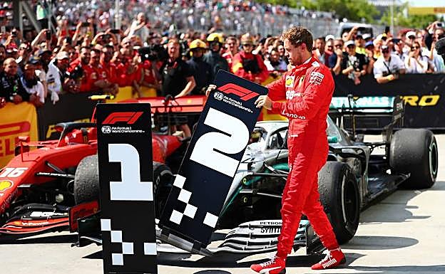 Vettel cambia los carteles tras la polémica sanción. 