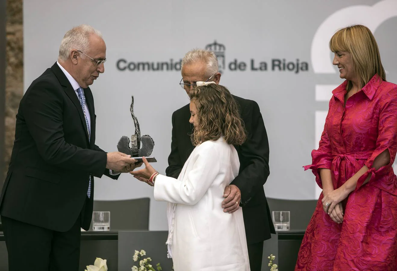 San Millán de la Cogolla ha acogido la celebración institucional del 9 de junio con la entrega de las Medallas de La Rioja, el Galardón de las Artes y las distinciones de Riojanos Ilustres 