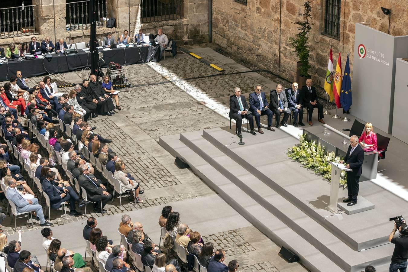 San Millán de la Cogolla ha acogido la celebración institucional del 9 de junio con la entrega de las Medallas de La Rioja, el Galardón de las Artes y las distinciones de Riojanos Ilustres 