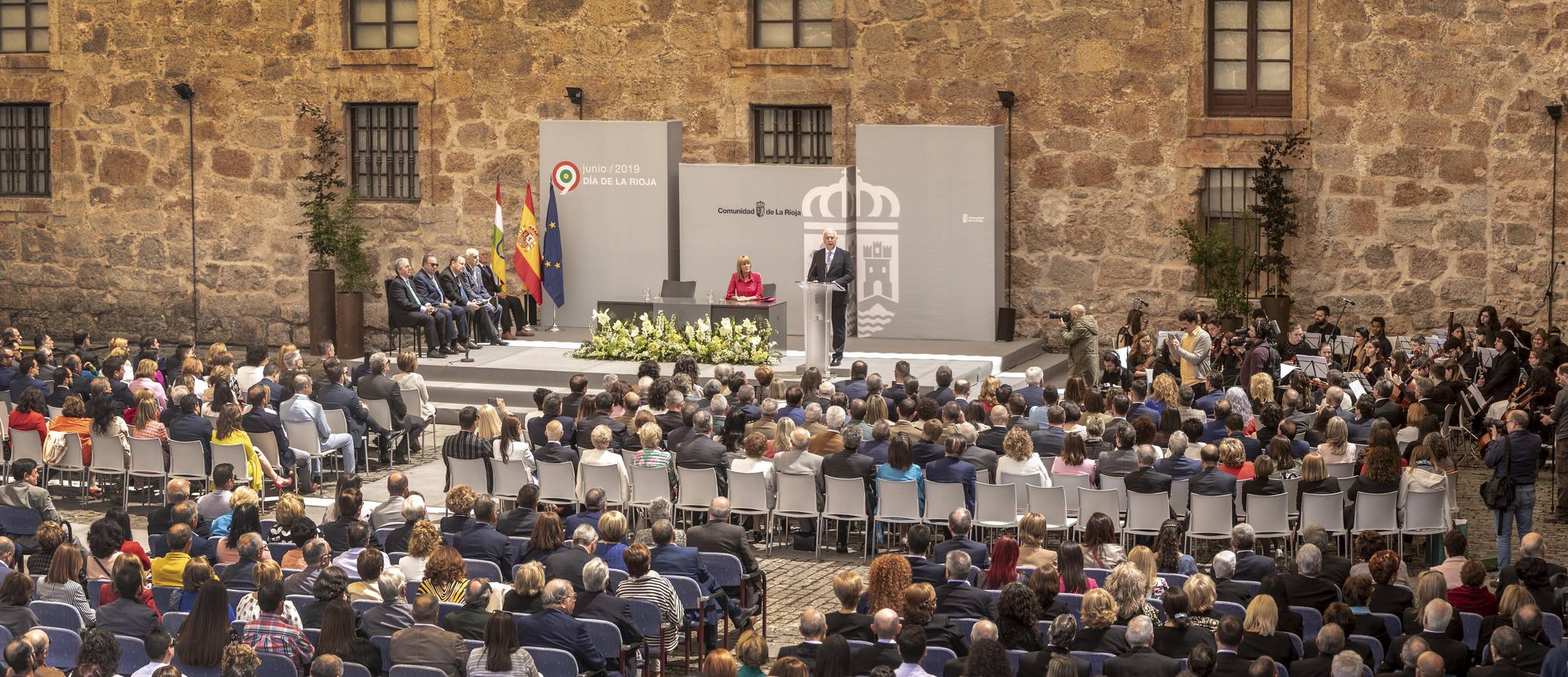 San Millán de la Cogolla ha acogido la celebración institucional del 9 de junio con la entrega de las Medallas de La Rioja, el Galardón de las Artes y las distinciones de Riojanos Ilustres 