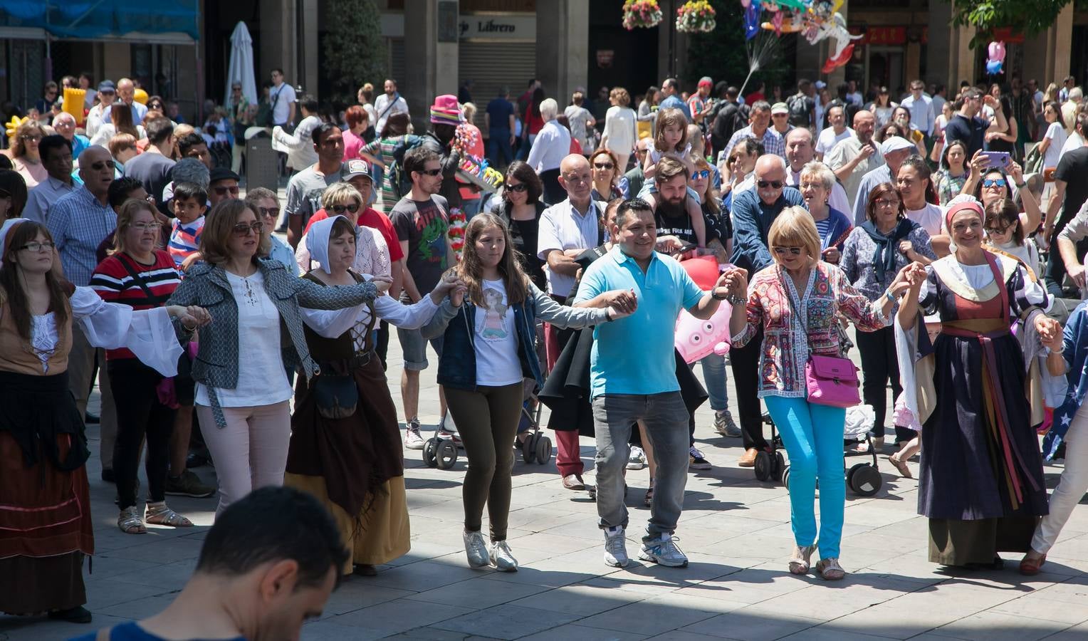 Fotos: Un domingo muy festivo en Logroño