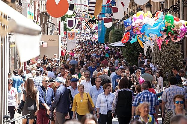  Bullicio. La calle Portales hervía de gente en la jornada dominical de ayer de las fiestas de San Bernabé, entre la que pasea Antonio Corral.